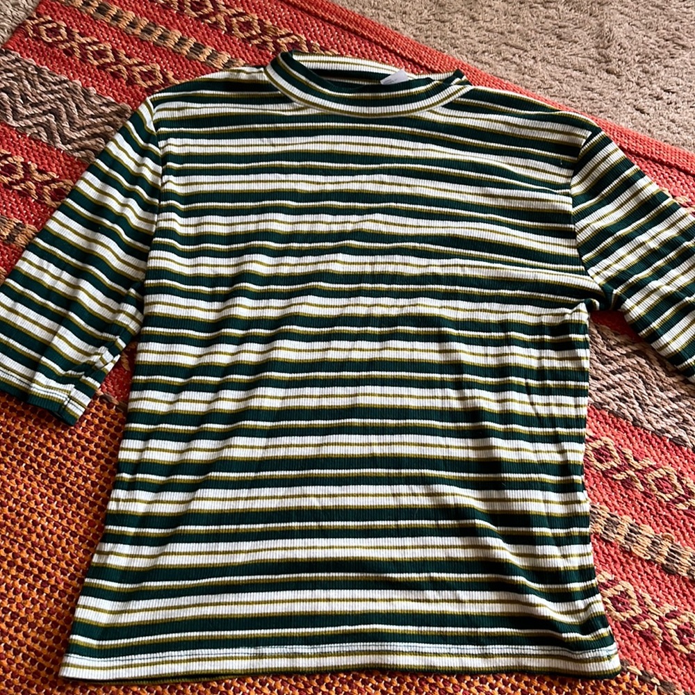 This 3/4 sleeve shirt is from the brand Divided, and is a size medium